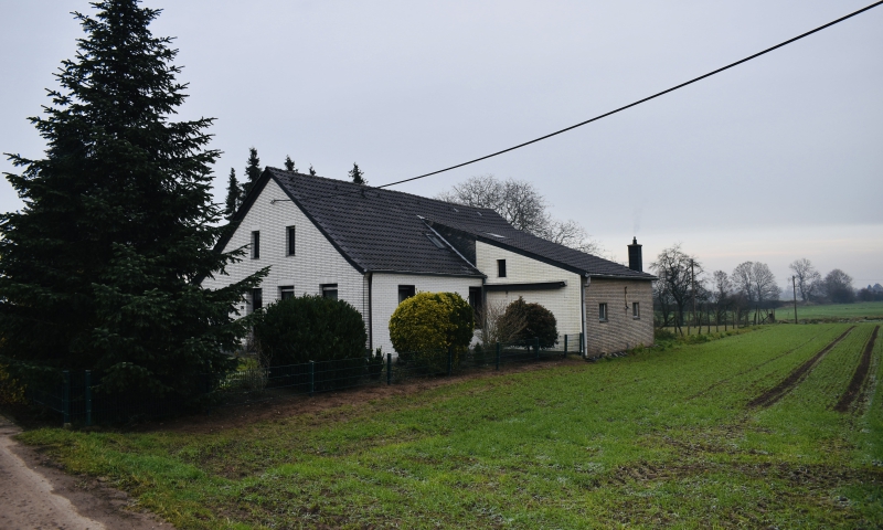 Charmantes Zweifamilienhaus mit viel Potenzial und riesigem Grundstück in idyllischer Lage von Rheinberg