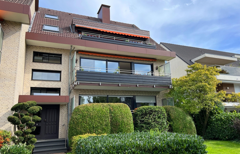 In der Stadt im Grünen wohnen: Perfekt geschnittene Maisonettewohnung mit „Haus im Haus-Charakter“ in Toplage direkt am Rhein