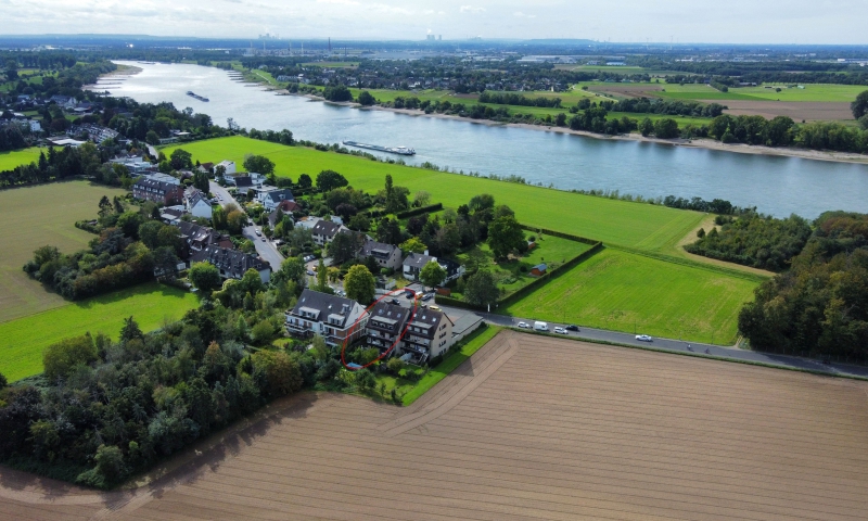 In der Stadt im Grünen wohnen: Perfekt geschnittene Maisonettewohnung mit „Haus im Haus-Charakter“ in Toplage direkt am Rhein