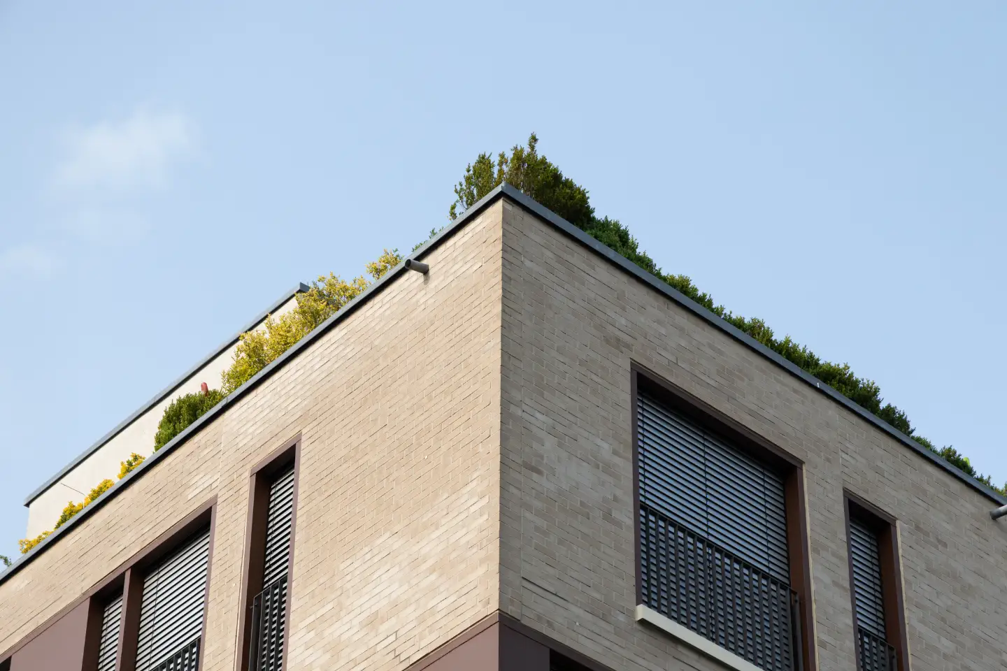 Über einer Wohnung erkennt man die Dachterrasse eines Mehrfamilienhauses