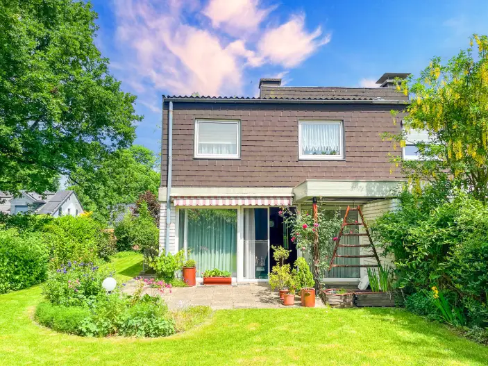 Haus mit Garten bei Sonnenschein