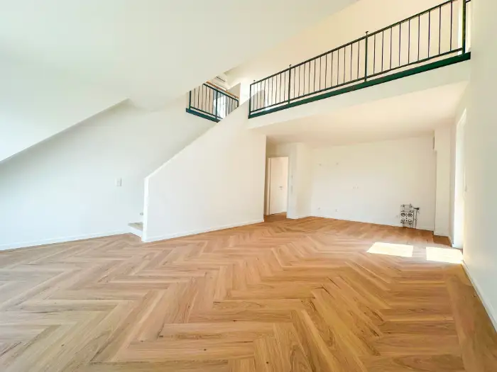 Offenes Wohnzimmer mit Galerie und Eichenparkett