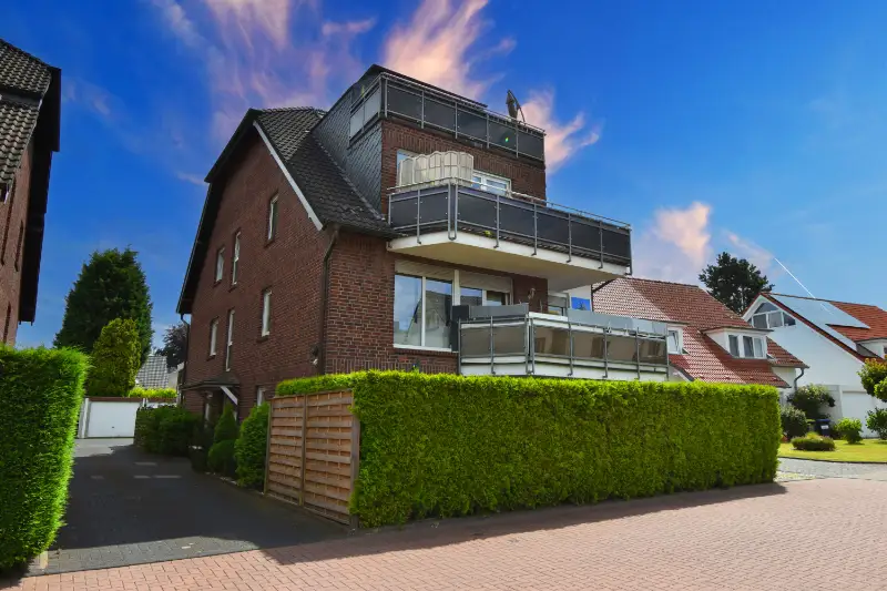Mehrfamilienhaus mit grüner Wand in Duisburg