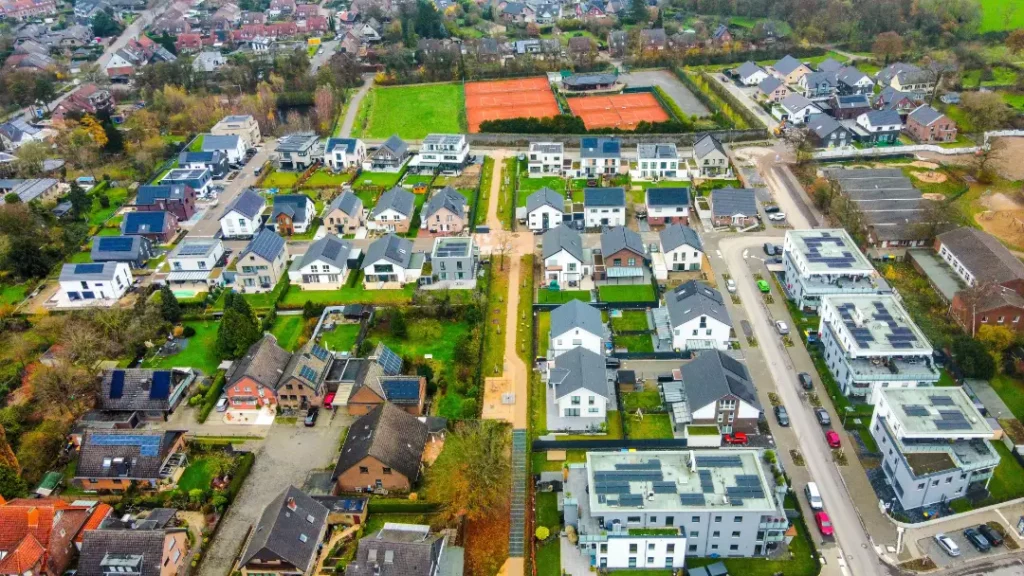 In einem Stadtviertel sind neben alten Häusern Neubauhäuser entstanden. 