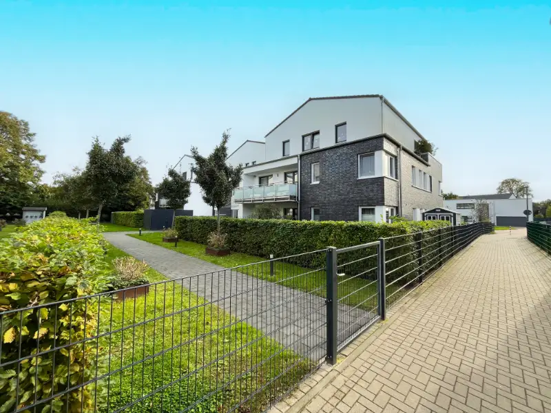 Eingezäuntes Grundstück mit freistehendem Einfamilienhaus in Rheinberg