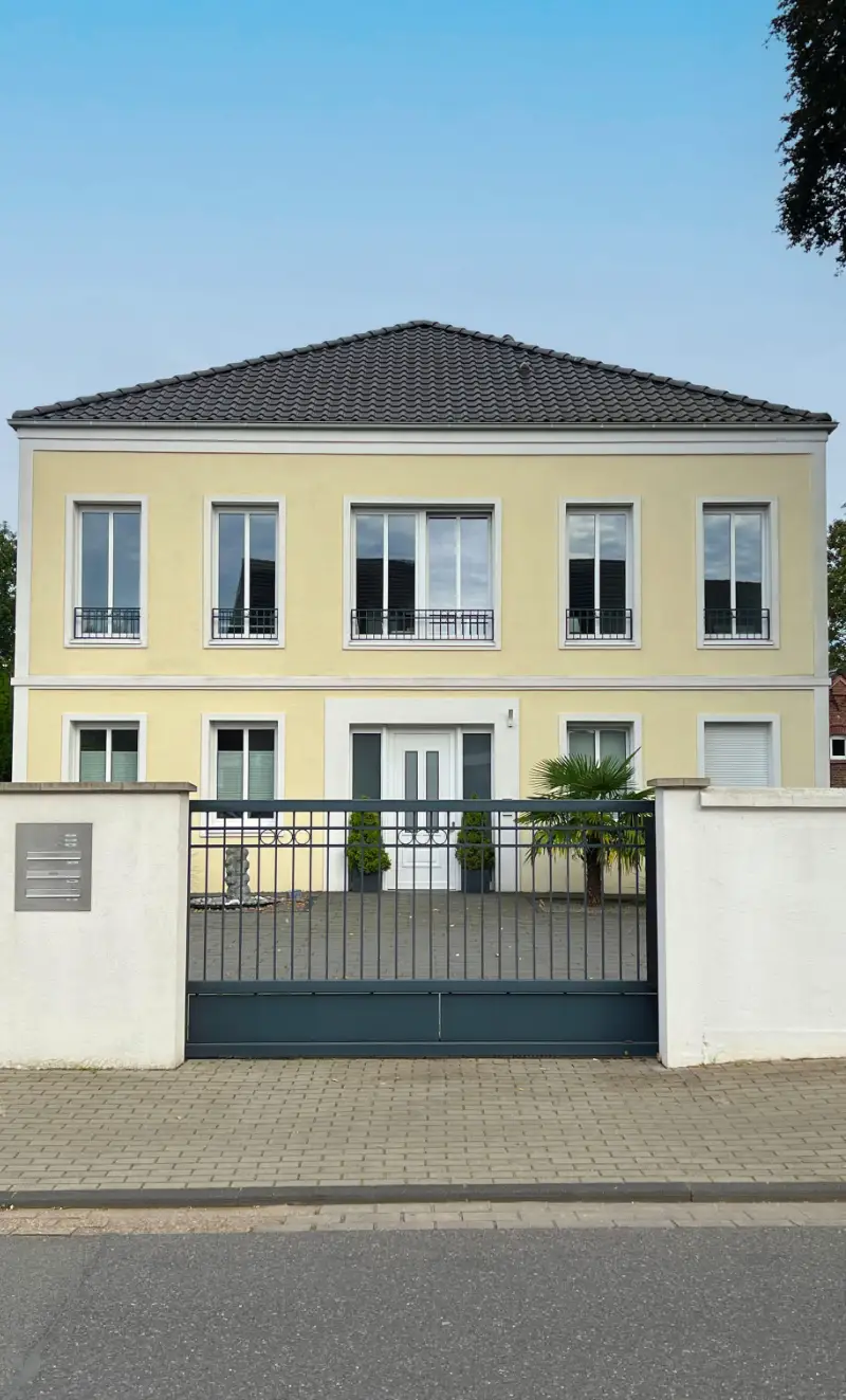Haus mit Mauern und Toreinfahrt in Geldern