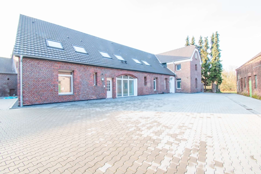 Hof - Alter Charme trifft auf Moderne: großzügige Mietwohnung mit flexibel nutzbarem Raumangebot