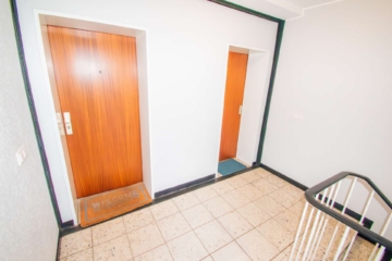 Wohnungseingang - Gepflegtes 1,5-Zimmer-Apartment mit Rathaus-Blick in der Nähe des Zentrums von Neukirchen