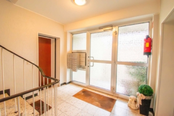 Hauseingang - Gepflegtes 1,5-Zimmer-Apartment mit Rathaus-Blick in der Nähe des Zentrums von Neukirchen