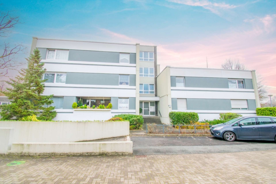 Hausansicht - Gepflegtes 1,5-Zimmer-Apartment mit Rathaus-Blick in der Nähe des Zentrums von Neukirchen