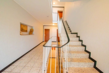 Hausflur - Gepflegtes 1,5-Zimmer-Apartment mit Rathaus-Blick in der Nähe des Zentrums von Neukirchen