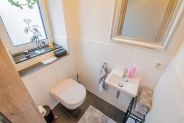 Gäste-WC - Energieklasse A: Neuwertige Doppelhaushälfte mit traumhafter Ausstattung in ruhiger Spielstraße