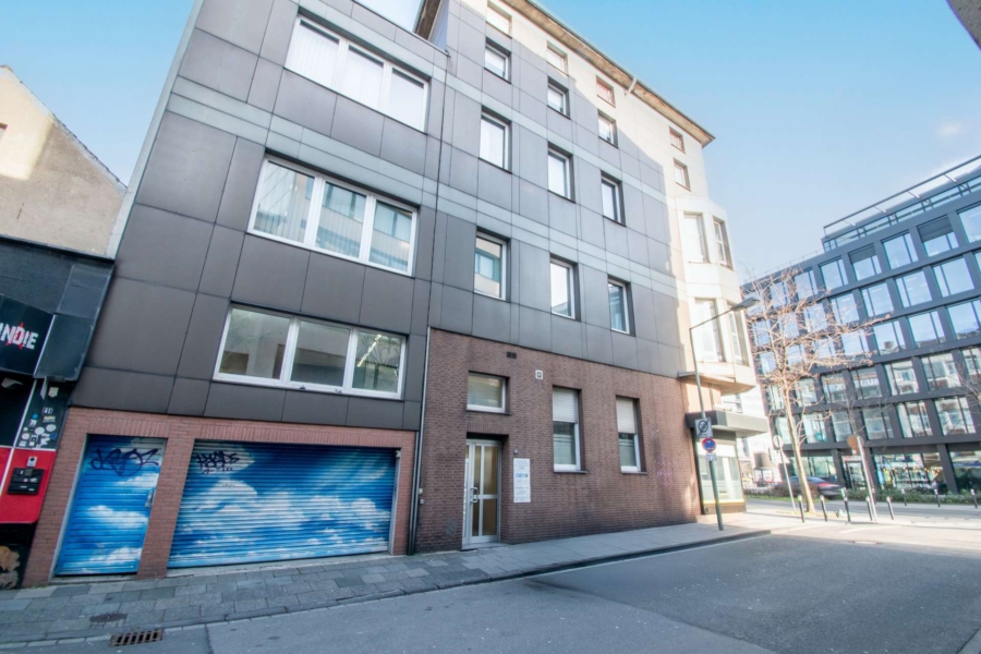 ! Titelbild - Wohnen wie im eigenen Haus: Besondere Maisonette-Wohnung mit großer Dachterrasse im Herzen der Stadt