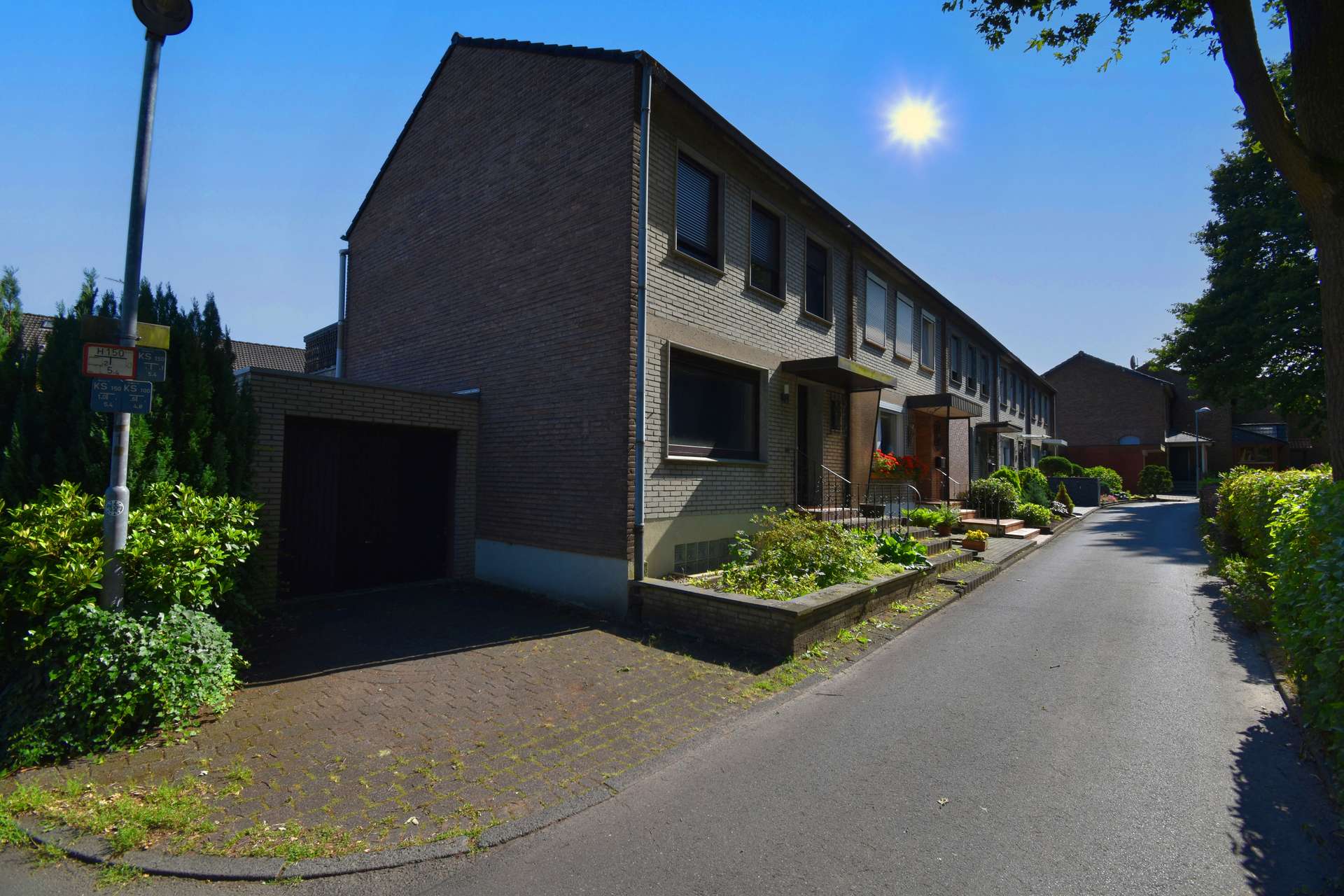 Hausansicht - Endlich Eigenheim: Gepflegtes Reihenendhaus in traumhaft grüner Süd-Lage
