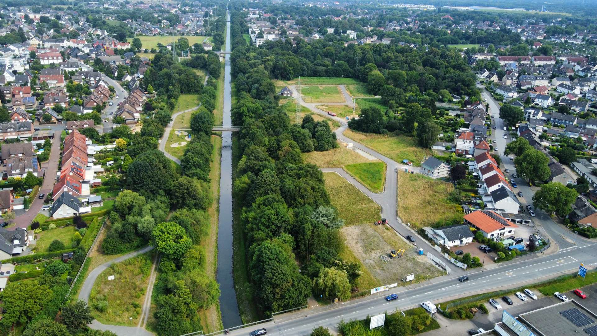 Drohnenaufnahme (1) - Voll erschlossene Grundstücke für Ihr Traumhaus im Neubaugebiet „Am Emscherufer“ in Castrop-Rauxel