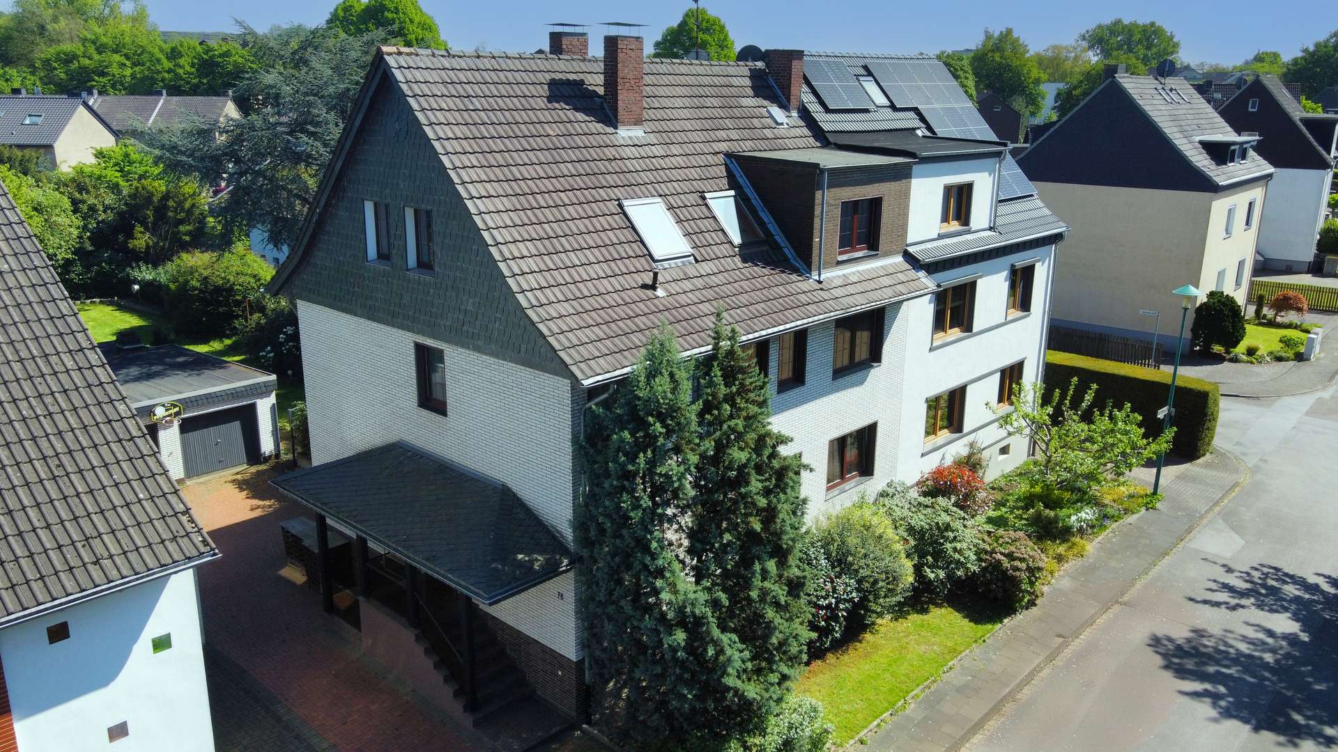 Drohne 1 - Rendite- oder Mehrgenerationen: Gepflegtes Zwei- bis Dreifamilienhaus mit traumhaftem Grundstück