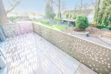 Balkon mit Blick auf Garten - Design trifft Qualität: Barrierearme 3-Zimmer-Wohnung mit Balkon und hochwertiger EBK zur Miete