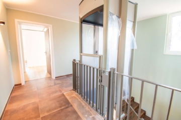 Verglaste Aufzugsanlage - Design trifft Qualität: Barrierearme 3-Zimmer-Wohnung mit Balkon und hochwertiger EBK zur Miete