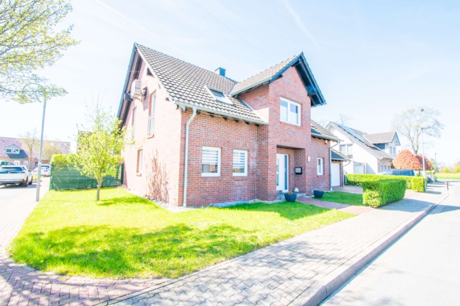 Neuwertige, niederrheinische Stadtvilla im KfW-Standard mit hochwertiger Vollausstattung in SW-Lage, 47447 Moers, Einfamilienhaus