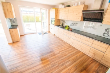 Offene Wohnküche - Neuwertige, niederrheinische Stadtvilla im KfW-Standard mit hochwertiger Vollausstattung in SW-Lage