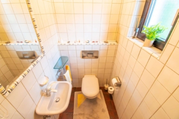 Gäste-WC - Energieklasse A: Großzügiges Ein-/Zweifamilienhaus mit traumhaftem Wintergarten, Wärmepumpe und mehr