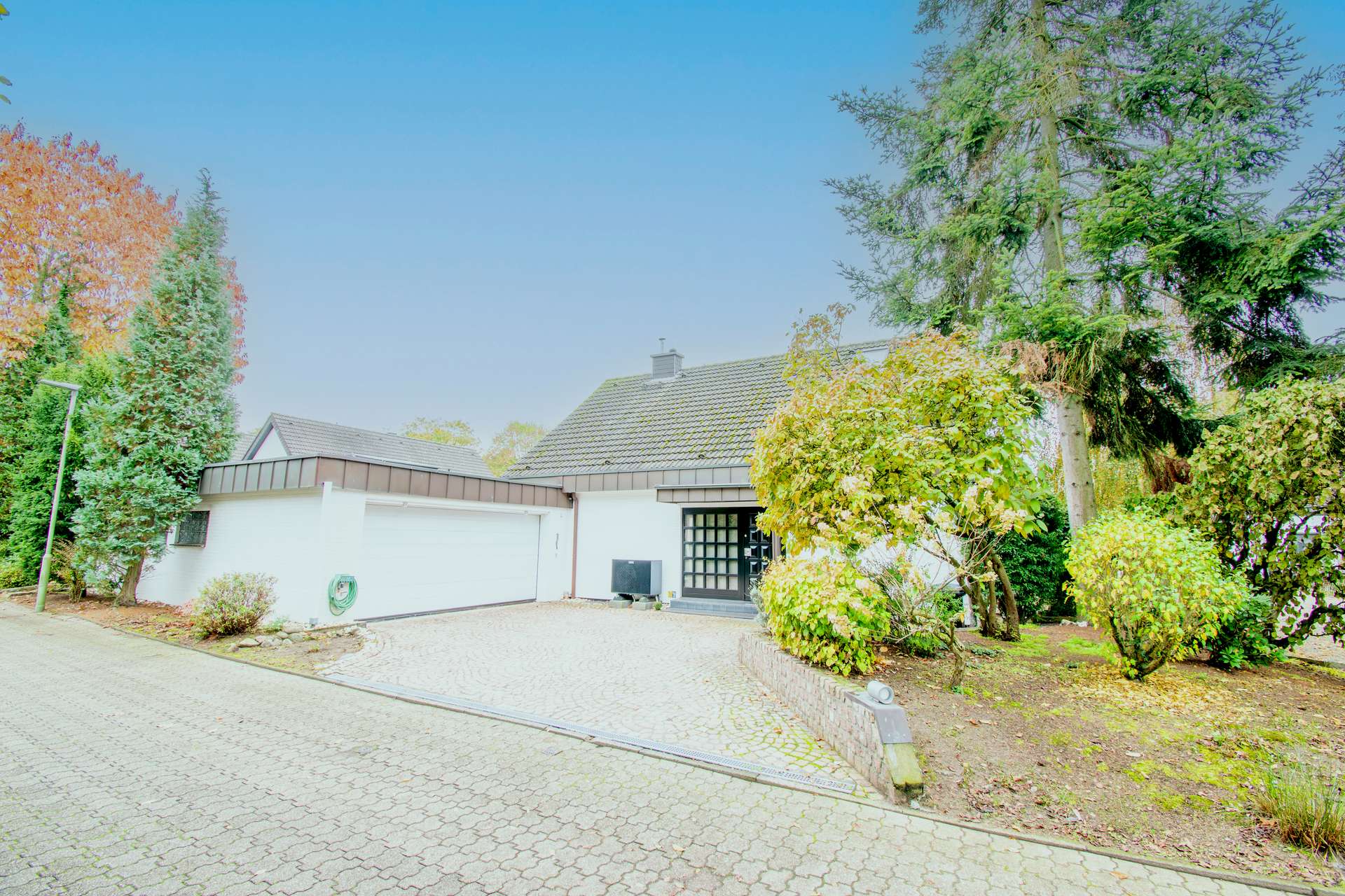 Hausansicht - Energieklasse A: Großzügiges Ein-/Zweifamilienhaus mit traumhaftem Wintergarten, Wärmepumpe und mehr