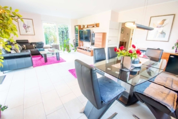 Wohn-/Esszimmer - Energieklasse A+: Neuwertiges freistehendes EFH mit herausragendem Grundstück in ruhiger Spielstraße