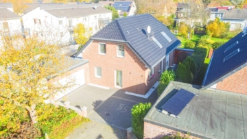 Hausansicht - Energieklasse A+: Neuwertiges freistehendes EFH mit herausragendem Grundstück in ruhiger Spielstraße