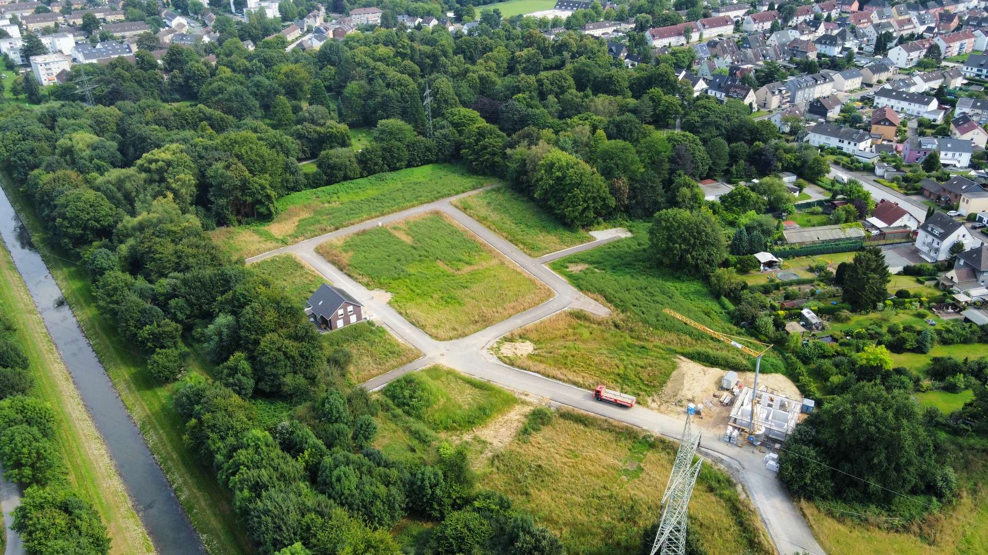 Drohnenaufnahme (3) - Familientraum: Grundstücke für Ihr Mehrgenerationen-Haus direkt im Neubaugebiet am Emscherufer