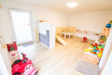 Wohnzimmer - Seltene Gelegenheit: Neuwertige und energieeffiziente 2-Zimmer-Erdgeschosswohnung mit Garten
