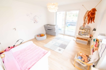 Schlafzimmer - Seltene Gelegenheit: Neuwertige und energieeffiziente 2-Zimmer-Erdgeschosswohnung mit Garten