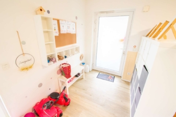 Diele - Seltene Gelegenheit: Neuwertige und energieeffiziente 2-Zimmer-Erdgeschosswohnung mit Garten