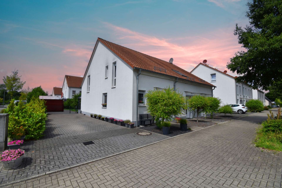 Stilvoll Wohnen: Neuwertiges, modernes Reihenendhaus in beliebter Lage auf Niederberg, 47506 Neukirchen-Vluyn, Haus