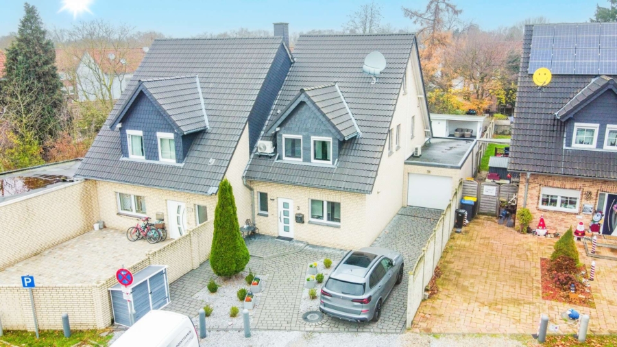 Energieklasse A: Neuwertige Doppelhaushälfte mit traumhafter Ausstattung in ruhiger Spielstraße, 47506 Neukirchen-Vluyn, Doppelhaushälfte