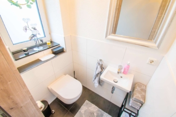 Gäste-WC - Energieklasse A: Neuwertige Doppelhaushälfte mit traumhafter Ausstattung in ruhiger Spielstraße