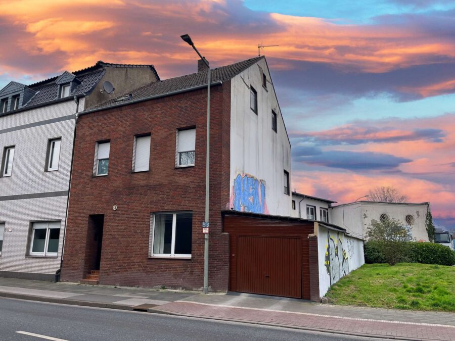 Charmantes Reihenendhaus mit Einliegerwohnung – ideale Gelegenheit für Handwerker, 47198 Alt-Homberg, Reihenendhaus