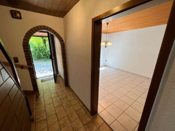 4 - Reihenendhaus mit tollem Grundstück und 2 Garagen in gewachsener Lage