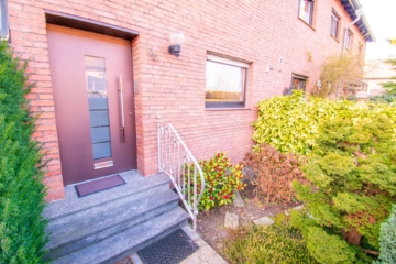 Eingangsbereich - Zeit für Eigenheim: Familiengerechtes Wohnen im gepflegten Reihenhaus mit Garten in erholsamer Lage