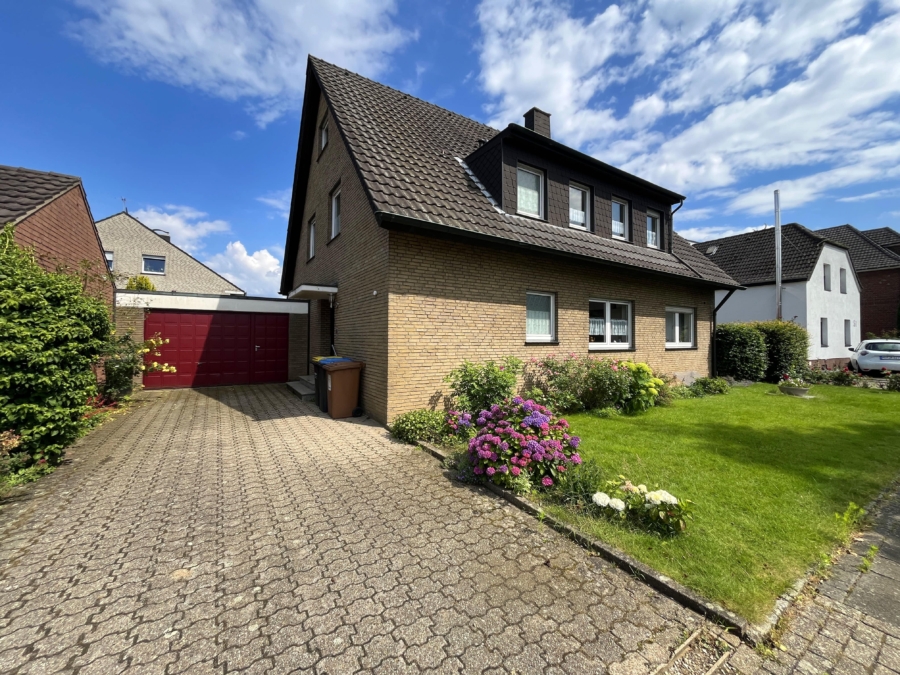 Freistehendes Zweifamilienhaus mit traumhaftem Garten und vielen Gestaltungsmöglichkeiten in absoluter Bestlage von Vluyn, 47506 Neukirchen-Vluyn, Zweifamilienhaus