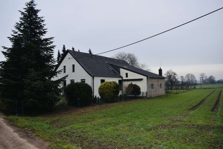 Charmantes 2-Familienhaus mit viel Potenzial & riesigem Grundstück in idyllischer Lage von Rheinberg, 47495 Rheinberg, Einfamilienhaus