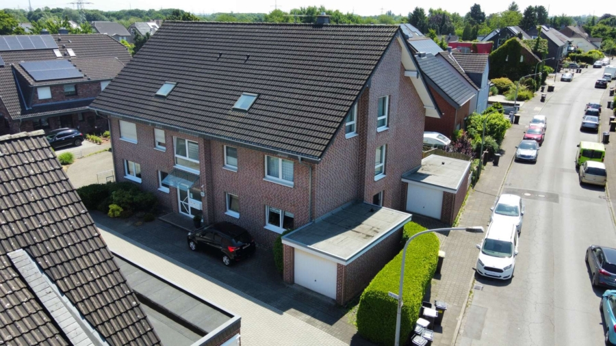 Hausansicht - Moderne Eigentumswohnung in gepflegtem Gebäude und in attraktiver Lage am Erholungsgebiet Schwafheim