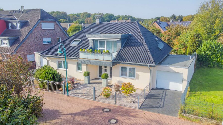 Großzügigkeit trifft Design: Neuwertige Luxus-Villa mit offener Galerie, Wintergarten und Erdwärme, 47199 Duisburg, Einfamilienhaus