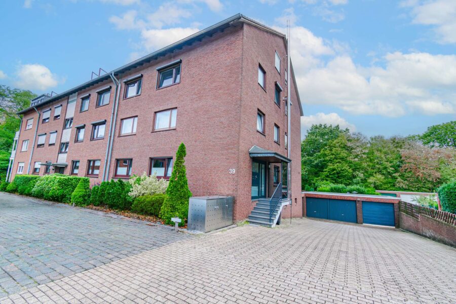 Besonderes Wohngefühl: Modernisierte Maisonettewohnung mit privatem Garten & Garage in Grünlage, 47239 Duisburg, Maisonettewohnung