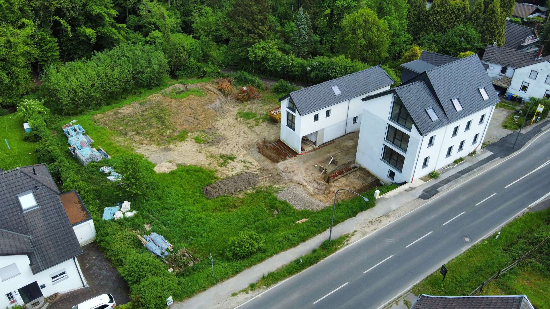 Luftaufnahme Grundstück - Barrierearme und moderne Eigentumswohnungen in absoluter Wohlfühloase – mit direktem Blick ins Grüne