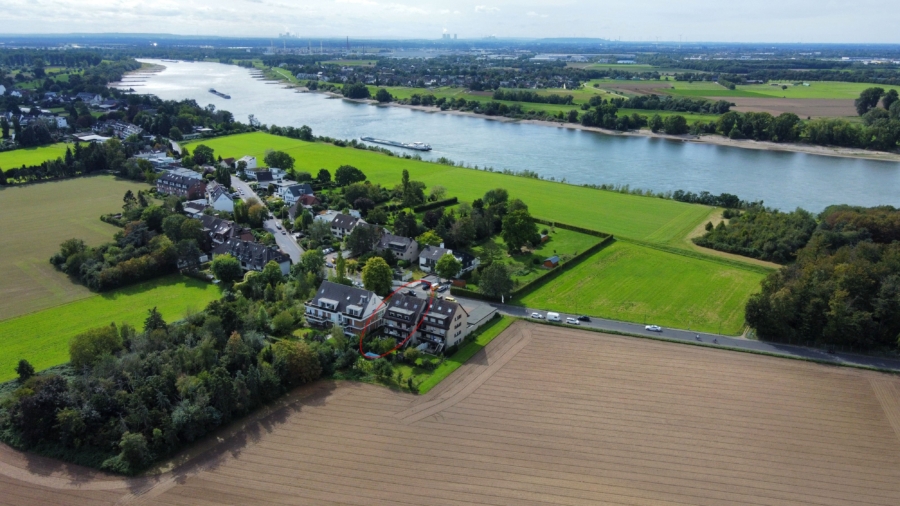 In der Stadt im Grünen wohnen: Perfekt geschnittene Maisonettewohnung mit „Haus im Haus-Charakter“ in Toplage direkt am Rhein, 40589 Düsseldorf, Maisonettewohnung