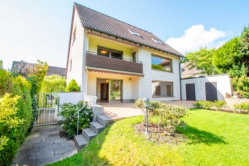 Hausansicht - Terrasse - Über 1.300 m2 Wohlfühloase: Einzigartiges Grundstück mit großem Mehrgenerationenhaus & Ausbaureserve