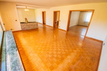 Wohn-/Esszimmer - Über 1.300 m2 Wohlfühloase: Einzigartiges Grundstück mit großem Mehrgenerationenhaus & Ausbaureserve