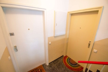 Wohnungseingänge - Renditepotenzial: Gepflegtes Mehrfamilienhaus mit 5 Einheiten, 6 Garagen und großem Grundstück