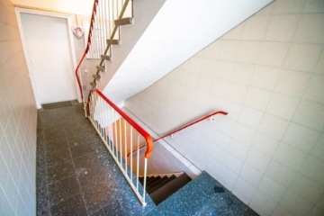 Eingangsbereich - Renditepotenzial: Gepflegtes Mehrfamilienhaus mit 5 Einheiten, 6 Garagen und großem Grundstück