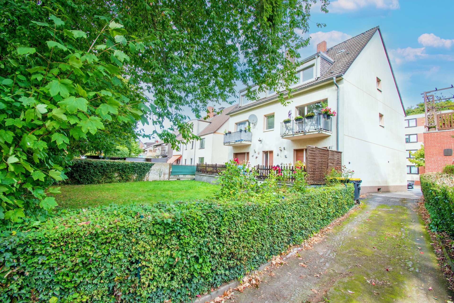 Hausansicht - Renditepotenzial: Gepflegtes Mehrfamilienhaus mit 5 Einheiten, 6 Garagen und großem Grundstück